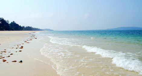 Bãi biển Hồng Vàn với bờ cát trắng mịn, dòng nước biển trong xanh veo