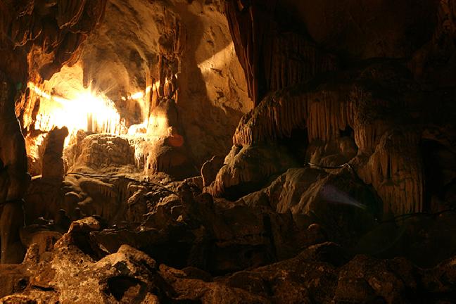 Vẻ đẹp huyền bí của hang Mỏ Luông ở Mai Châu