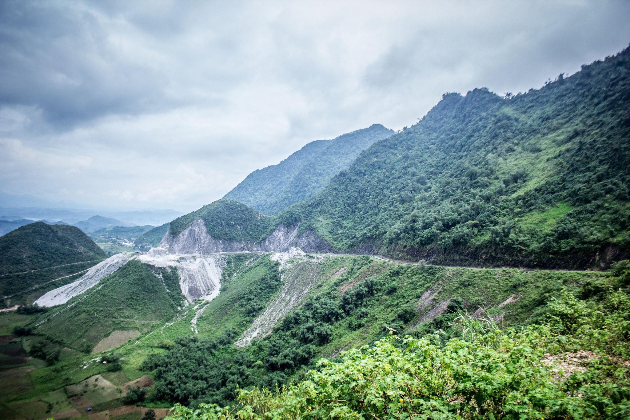 Đèo Thung Khe đi ngang qua những ngọn núi nối tiếp nhau