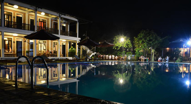 Bể bơi ngoài trời của khách sạn lúc về đêm