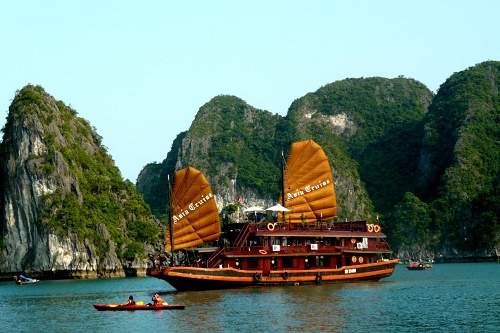 Du thuyền trên Vịnh Hạ Long