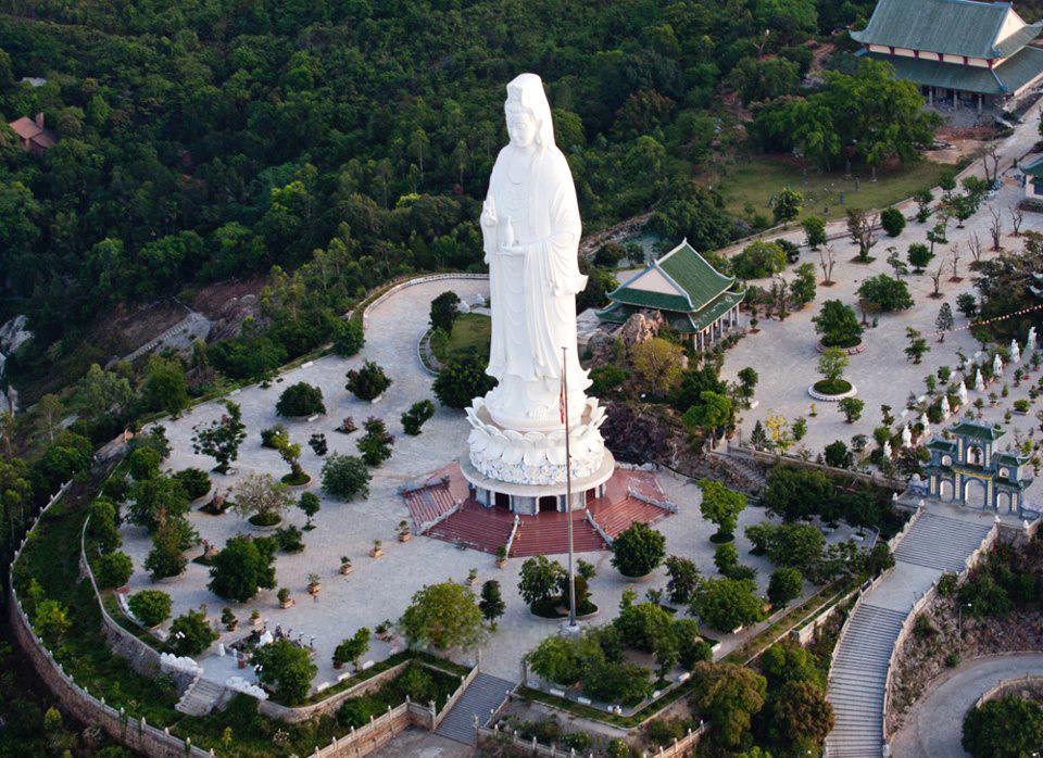 Tượng Phật Quan Thế Âm cao 67m