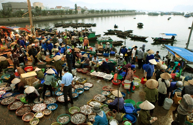 Quang cảnh tấp nập nơi chợ cá Bến Do