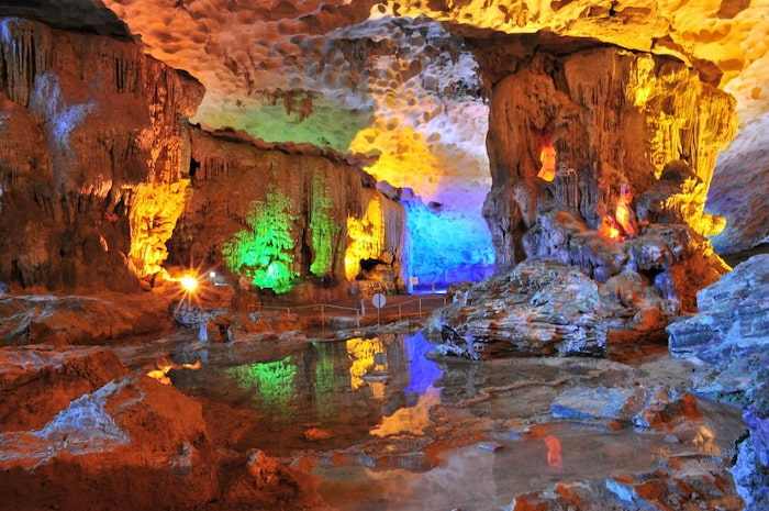 Hang Sửng Sốt - hang động nổi tiếng tại vịnh Hạ Long