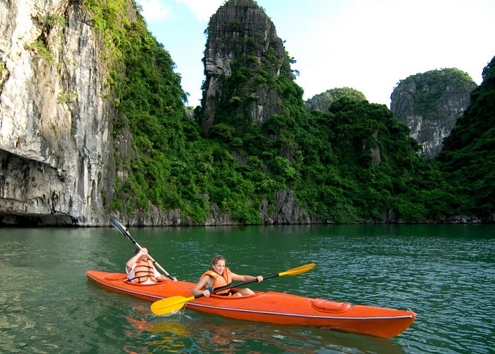 Hoạt động chèo thuyền kayak tại Hạ Long trở nên rất phổ biến